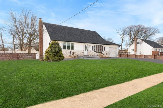 42 Ronald Drive N, Amityville, NY 11701