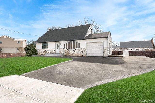 42 Ronald Drive N, Amityville, NY 11701