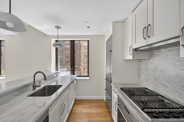 225 E 19th St Apt 402, New York City, NY 10003