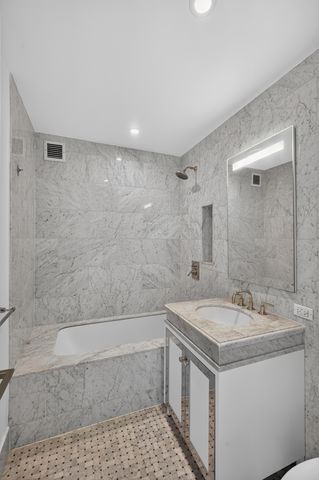 225 E 19th St Apt 402, New York City, NY 10003