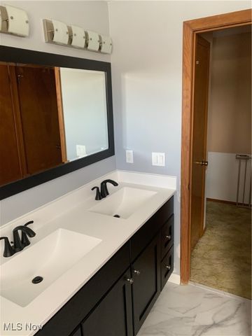 13585 Pineview Court, Middleburg Heights, OH 44130