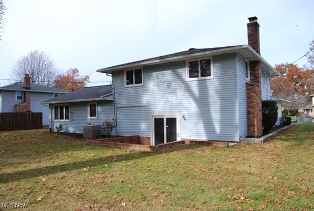 13585 Pineview Court, Middleburg Heights, OH 44130