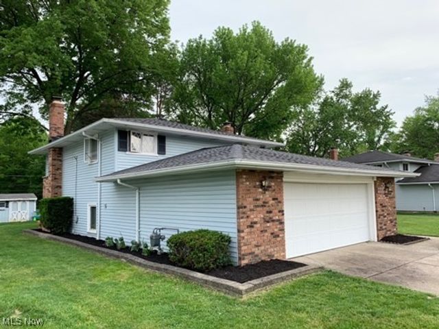 13585 Pineview Court, Middleburg Heights, OH 44130