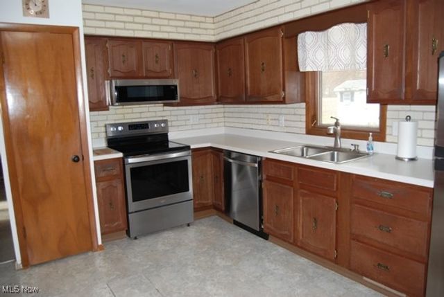 13585 Pineview Court, Middleburg Heights, OH 44130