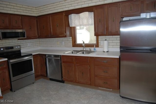 13585 Pineview Court, Middleburg Heights, OH 44130