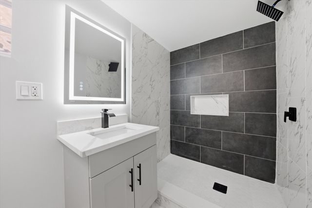 2811 W 82nd Street, Chicago, IL 60652