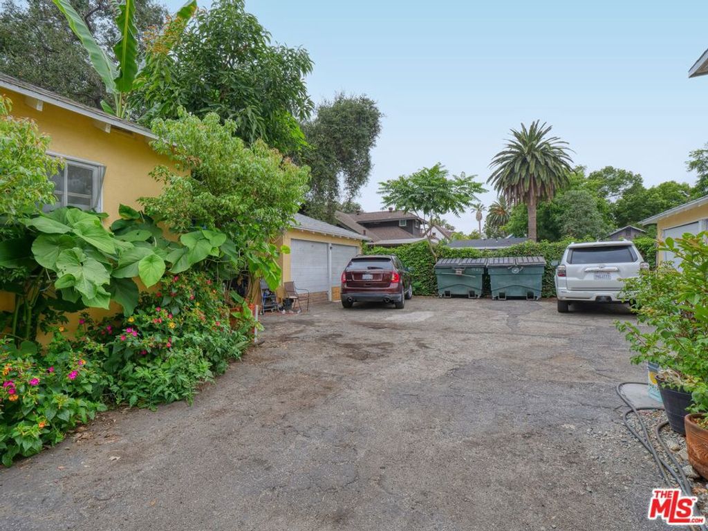 Image 11 of property listing at 925 N Marengo Avenue, Pasadena, CA 91103