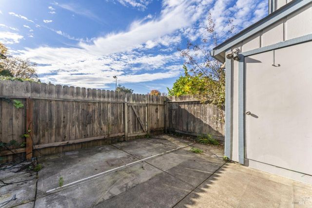 11 Creekwood Sqr, Rohnert Park, CA 94928
