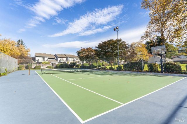 11 Creekwood Sqr, Rohnert Park, CA 94928