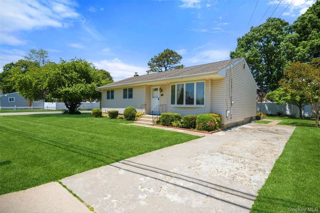 15 Lincoln Avenue, Farmingdale, NY 11735