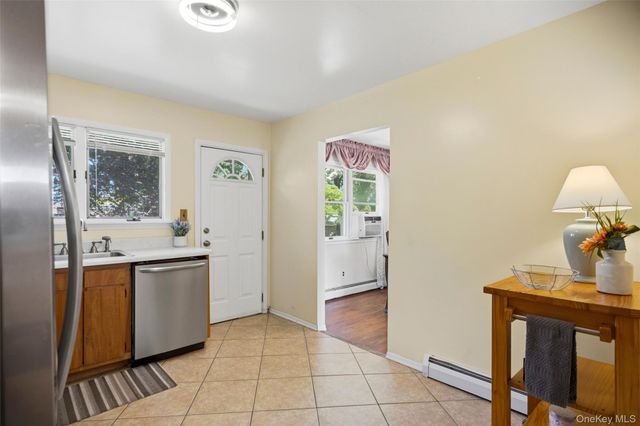 15 Lincoln Avenue, Farmingdale, NY 11735