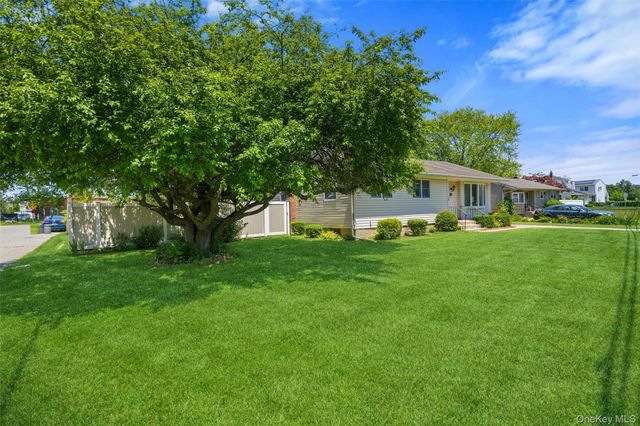 15 Lincoln Avenue, Farmingdale, NY 11735