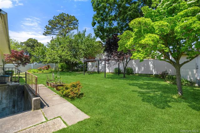 15 Lincoln Avenue, Farmingdale, NY 11735