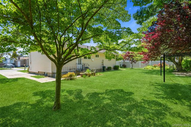 15 Lincoln Avenue, Farmingdale, NY 11735