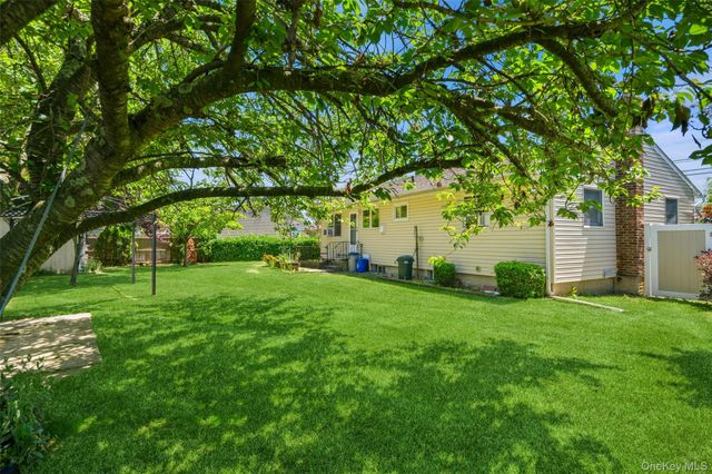 15 Lincoln Avenue, Farmingdale, NY 11735