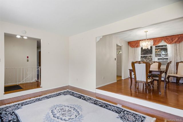 15 Lincoln Avenue, Farmingdale, NY 11735