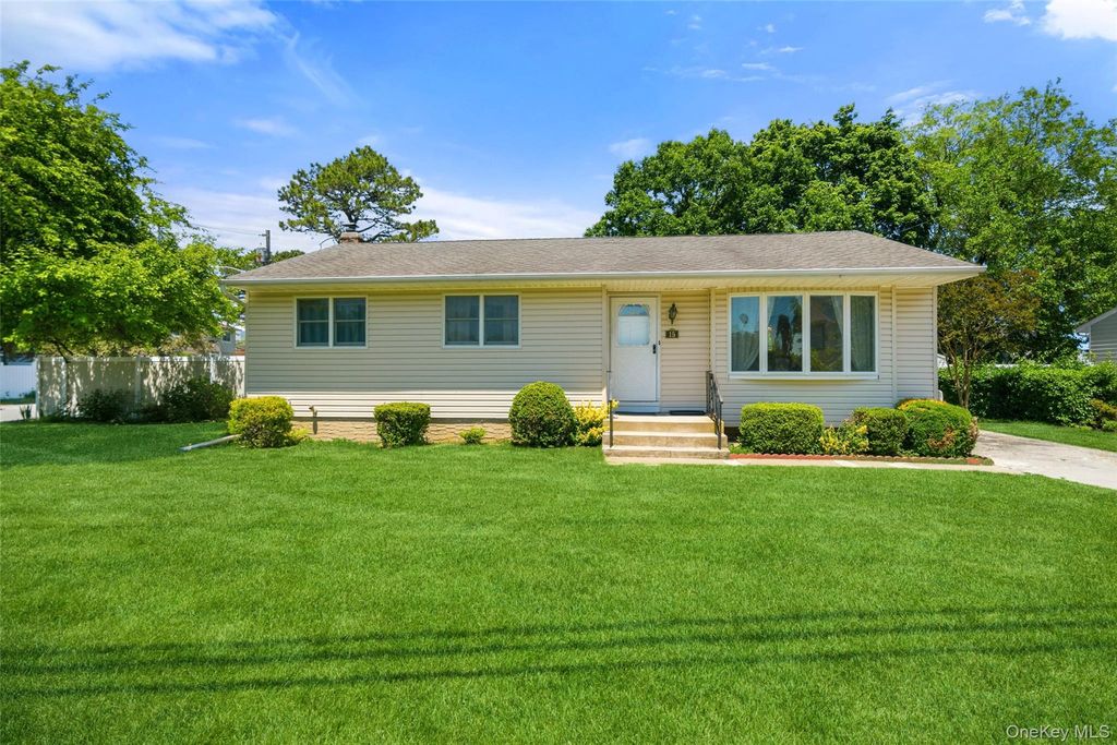 15 Lincoln Avenue, Farmingdale, NY 11735