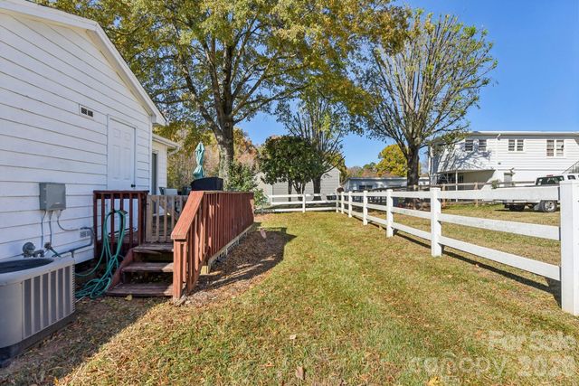 6025 Crape Myrtle Lane, Charlotte, NC 28216