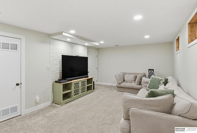 2120 Bradfield Drive, Lincoln, NE 68502