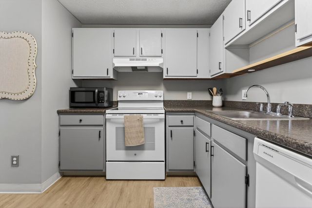 55 Log St Apt 3H, Manchester, NH 03102