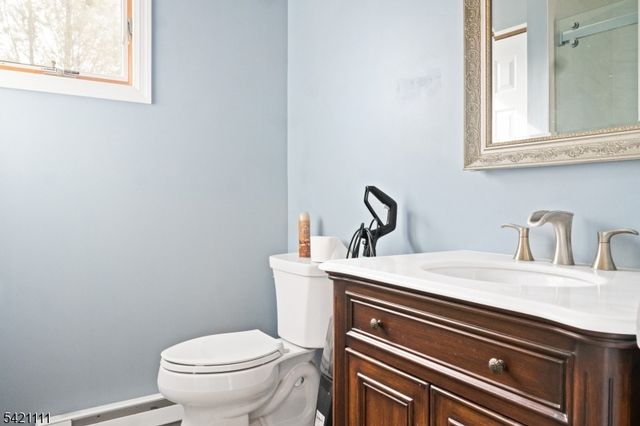 121 Pine Ave, New Milford Boro, NJ 07646