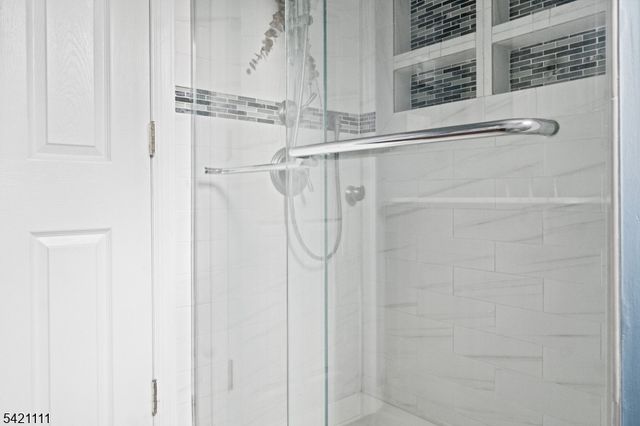 121 Pine Ave, New Milford Boro, NJ 07646