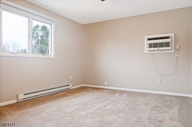 121 Pine Ave, New Milford Boro, NJ 07646