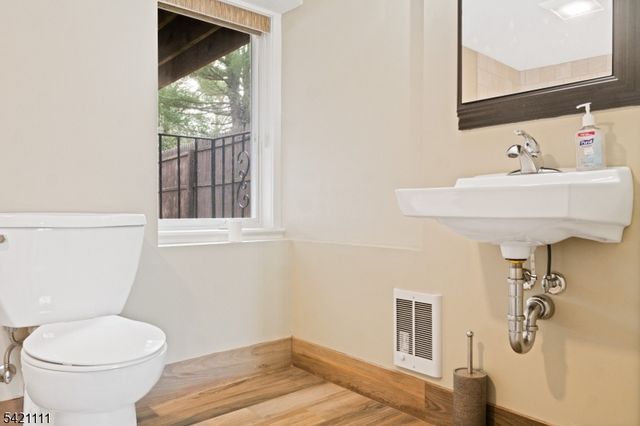 121 Pine Ave, New Milford Boro, NJ 07646