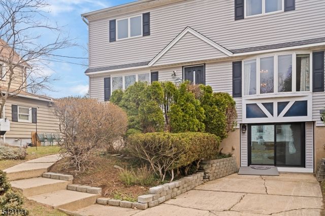 121 Pine Ave, New Milford Boro, NJ 07646