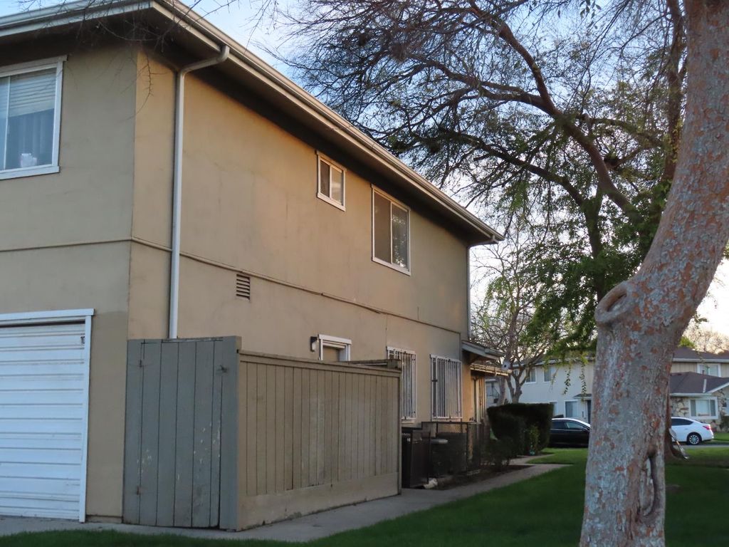 Image 4 of property listing at 4960 N Holt Avenue # 103, Fresno, CA 93705