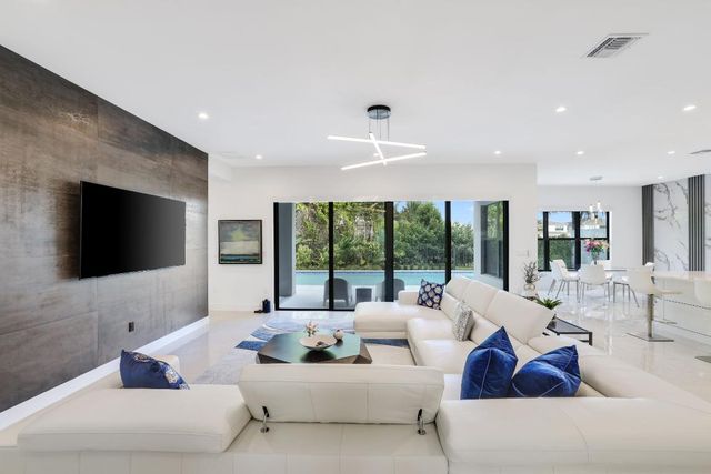 17052 Rainbow Falls Trail, Boca Raton, FL 33496