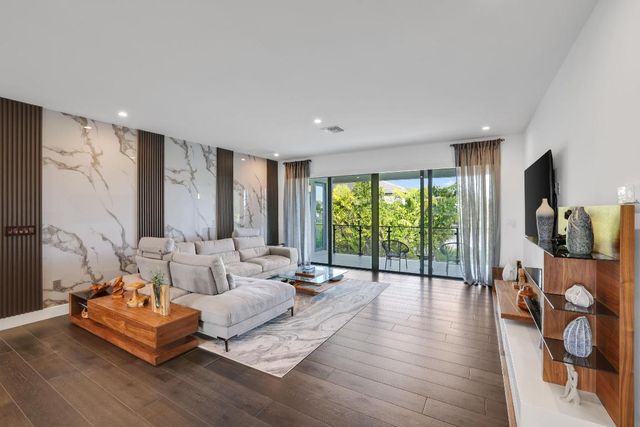 17052 Rainbow Falls Trail, Boca Raton, FL 33496