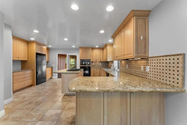 901 S Live Oak Park Road, Fallbrook, CA 92028