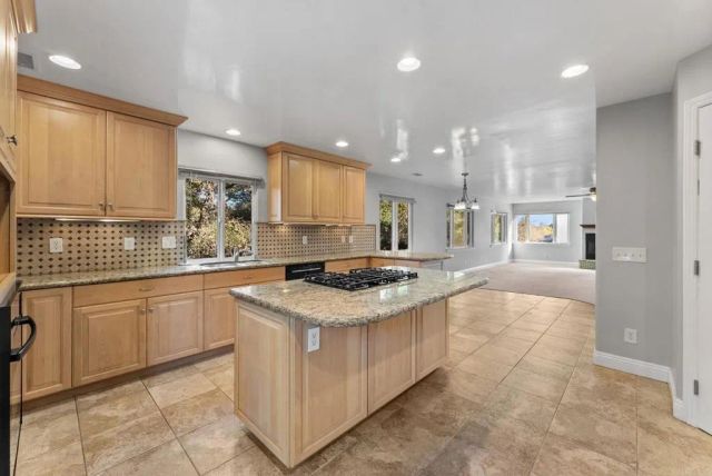 901 S Live Oak Park Road, Fallbrook, CA 92028