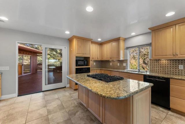 901 S Live Oak Park Road, Fallbrook, CA 92028