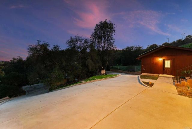 901 S Live Oak Park Road, Fallbrook, CA 92028