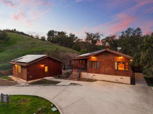 901 S Live Oak Park Road, Fallbrook, CA 92028