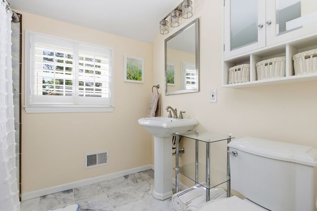 212 New England PLACE, Edgeworth, PA 15143