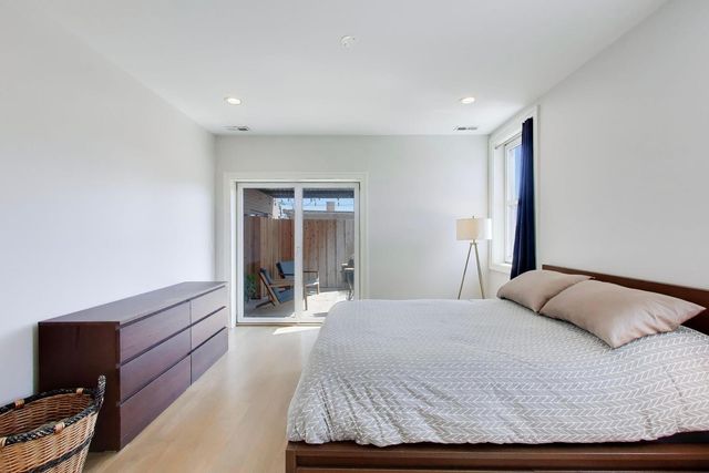 5553 N Clark Street 301, Chicago, IL 60640