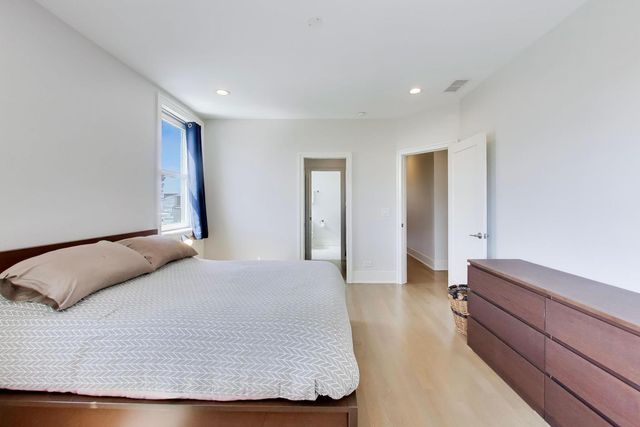5553 N Clark Street 301, Chicago, IL 60640