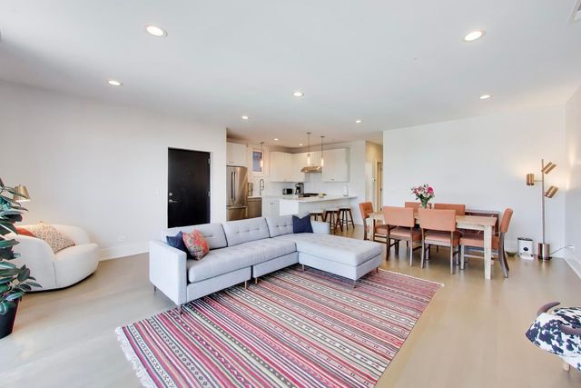 5553 N Clark Street 301, Chicago, IL 60640