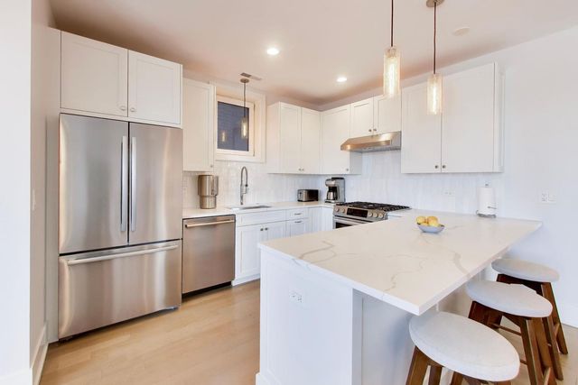 5553 N Clark Street 301, Chicago, IL 60640