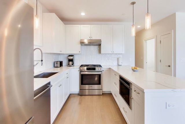 5553 N Clark Street 301, Chicago, IL 60640