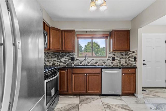3719 Old Creek Road, Troy, MI 48084