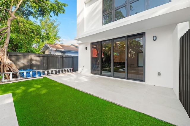 53 NW 52nd St, Miami, FL 33127