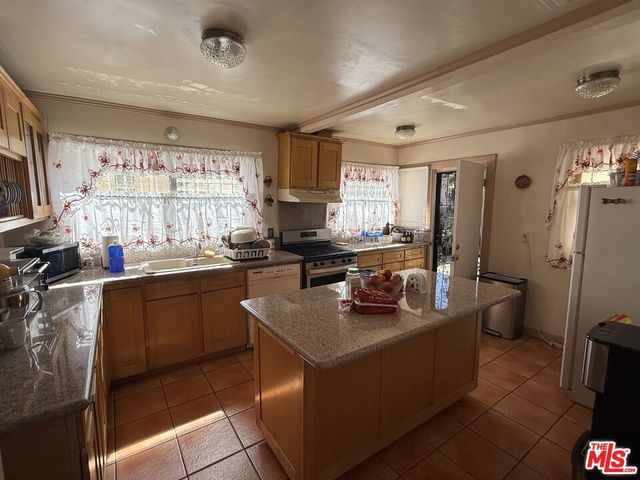 4915 10th Avenue, Los Angeles, CA 90043