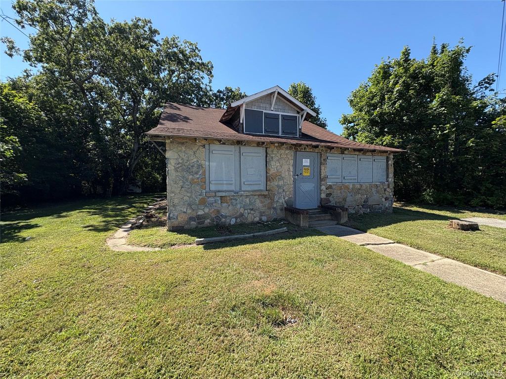 1184 Lakeland Avenue, Bohemia, NY 11716