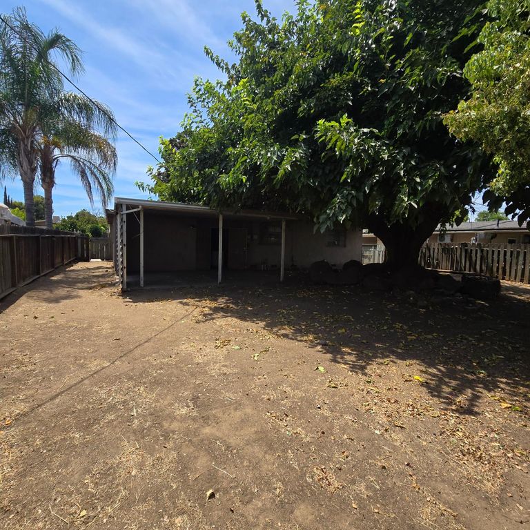 Image 11 of property listing at 2127 E Sussex Way, Fresno, CA 93726