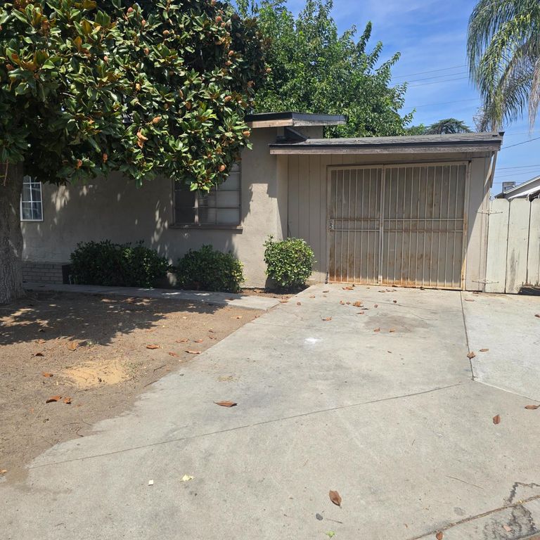 Image 2 of property listing at 2127 E Sussex Way, Fresno, CA 93726