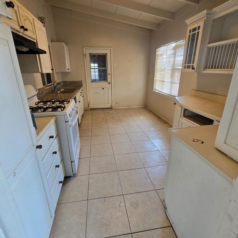 Image 4 of property listing at 2127 E Sussex Way, Fresno, CA 93726